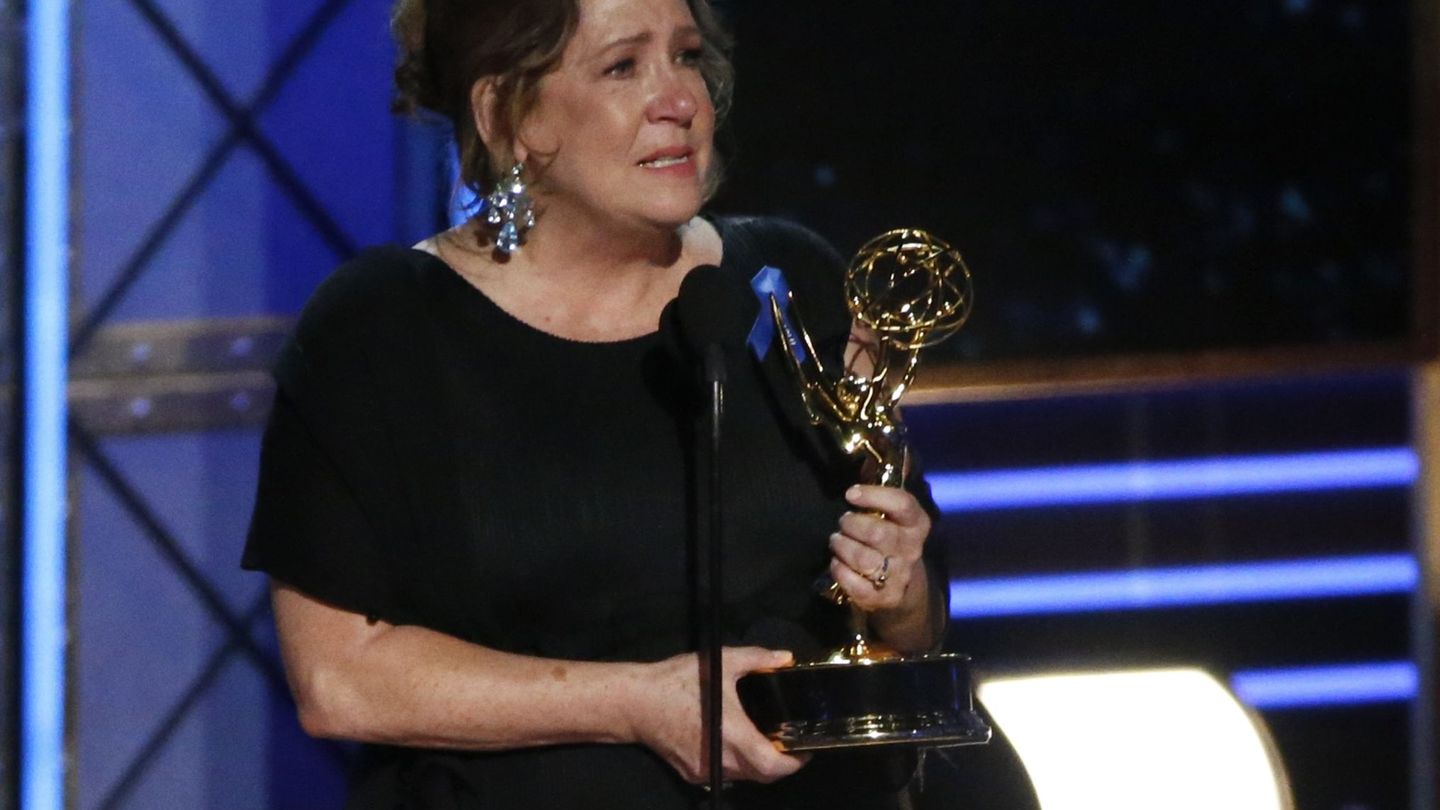 Ann Dowd ('The Handmaid's Tale') emocionada durante su discurso de agradecimiento. (Reuters)