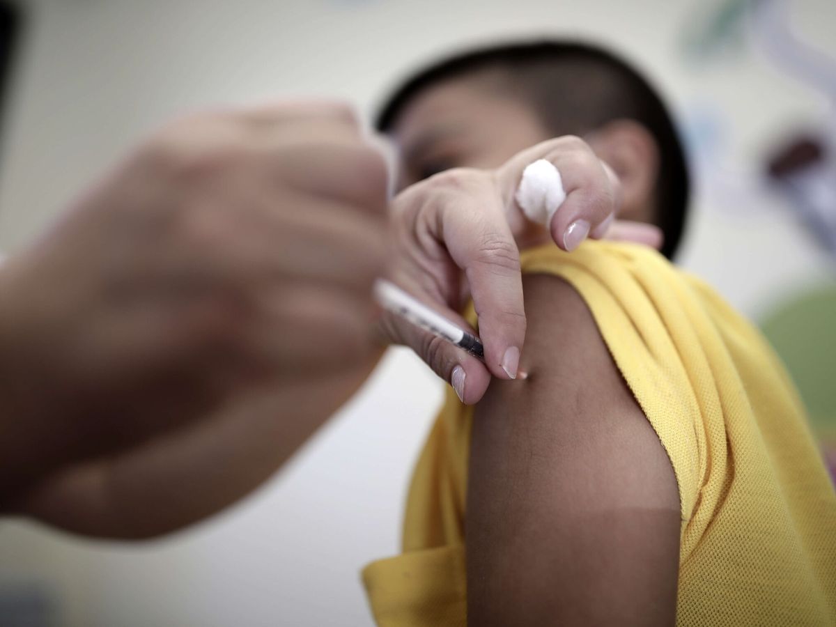 Foto: Un niño se vacuna contra el covid. (EFE/Jeffrey Arguedas)