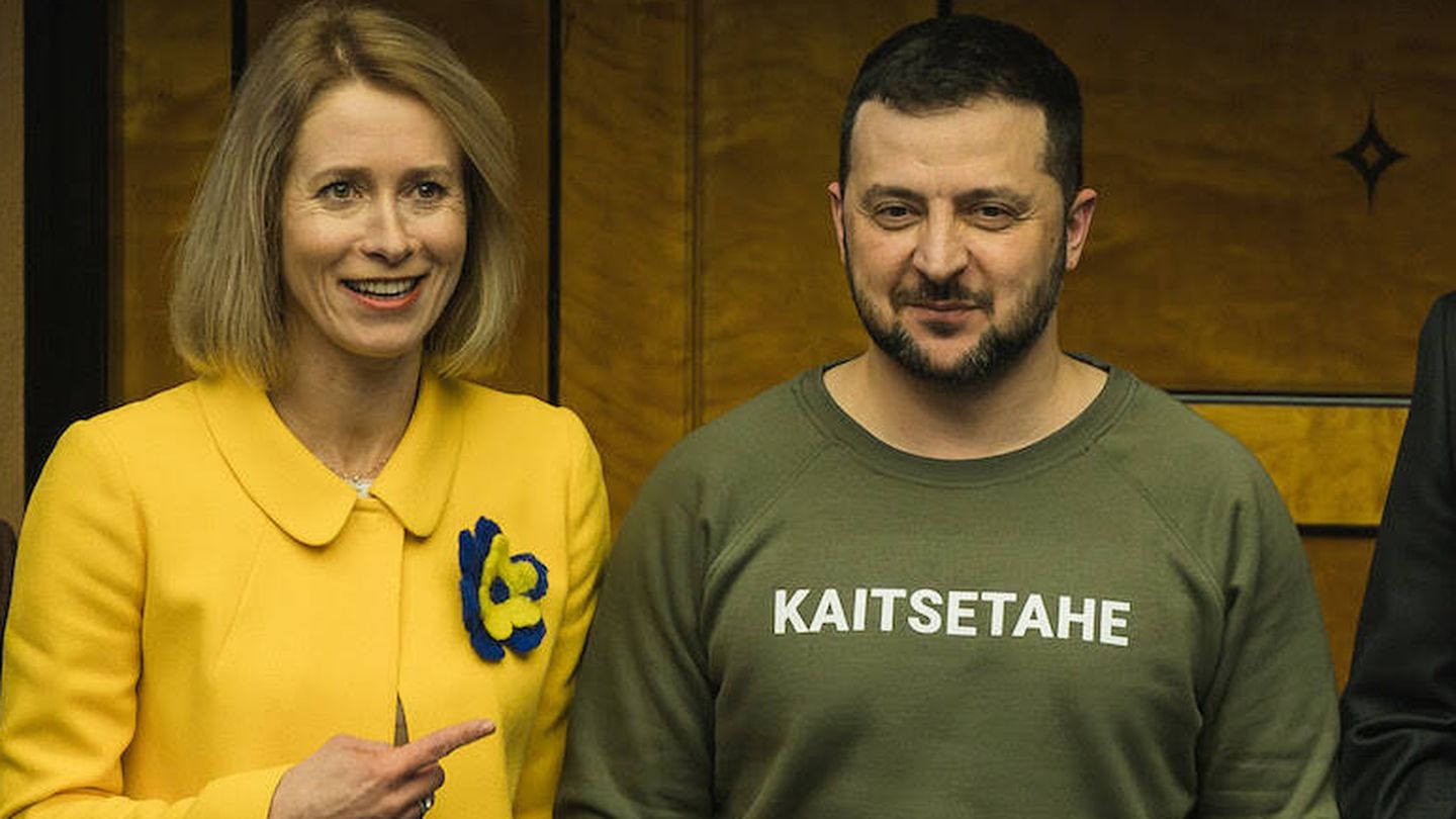 Kaitsetahe', escrito en un jersey que la Primera Ministra estonia Kaja Kallas regaló al Presidente Zelenskyy en su visita a Tallin, significa 'voluntad de defender'. (Kiur Kaasik/ Delfi Meedia)