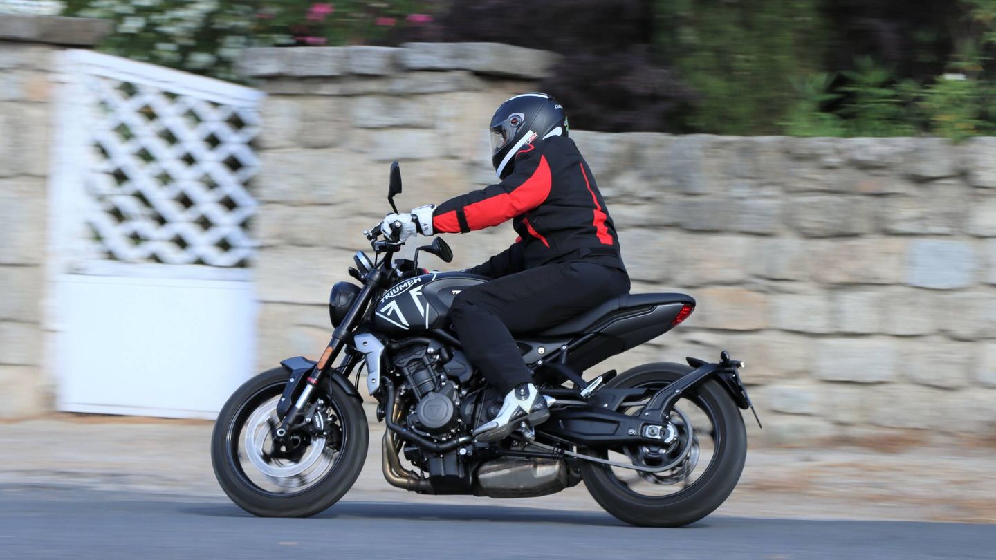 Es una moto compacta que se mueve con facilidad y disfruta de una impecable manejabilidad.