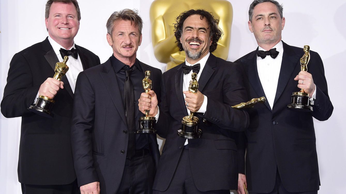 Foto: Alejandro González Iñárritu junto a sus productores, Sean Penn, y sus Oscar (EFE)
