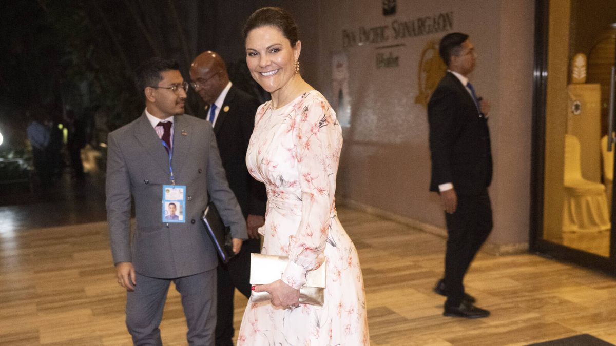 Victoria de Suecia elige la comodidad de los vestidos en Bangladesh: tres estampados y un mismo estilo