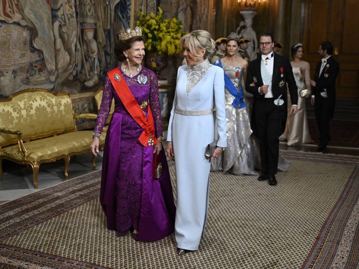 Foto: Silvia de Suecia y Brigitte Macron durante la cena de Estado celebrada en el Palacio Real de Estocolmo. (Gtres)