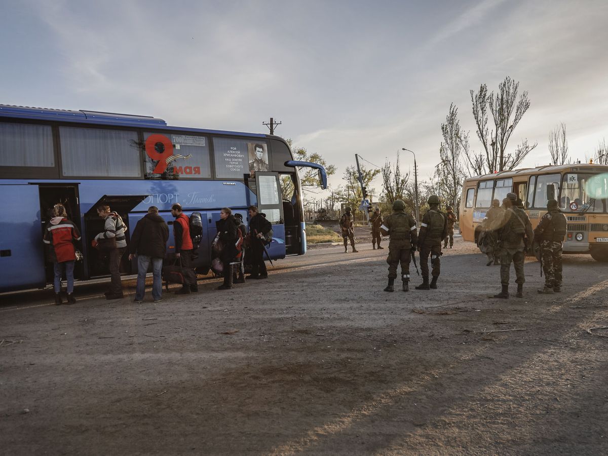 Foto: Un nuevo convoy con supervivientes de Azovstal es vigilado por las tropas rusas. (EFE/EPA/Alessandro Guerra)