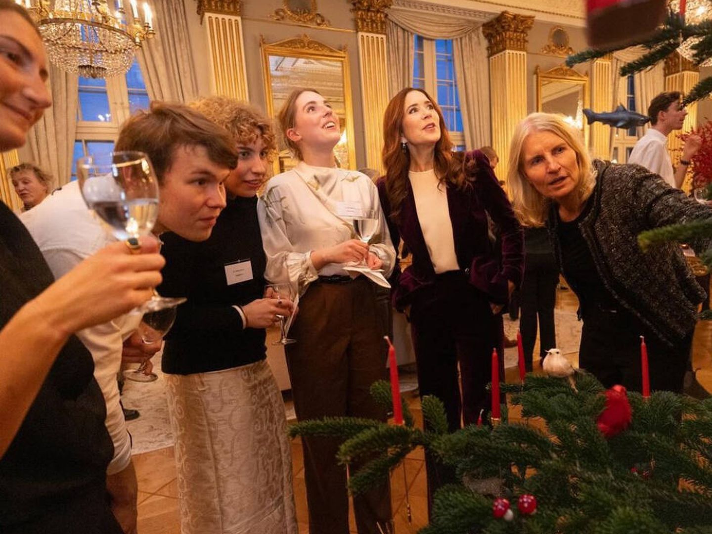  La princesa Mary, en Amalienborg con los socios de su fundación. (Casa Real danesa)