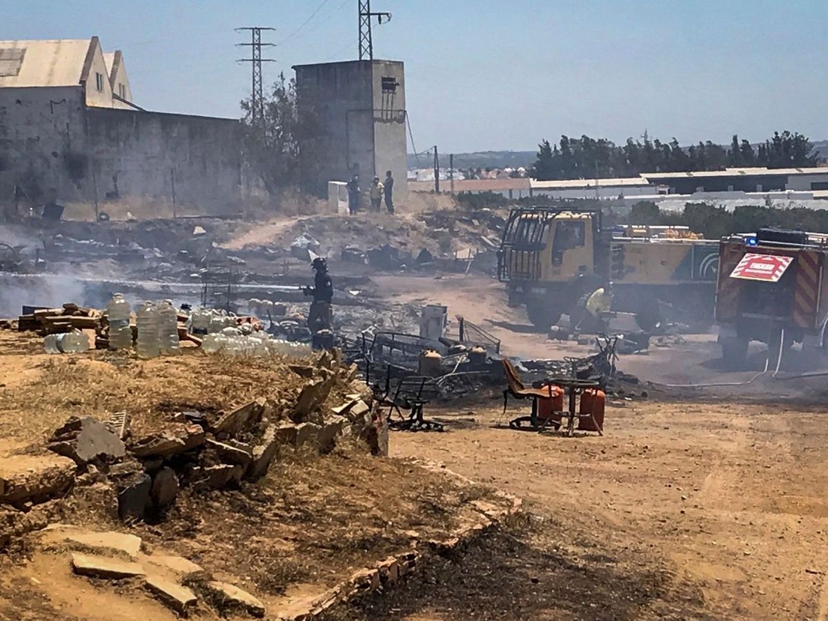 Foto: Imágenes del primer incendio en el asentamiento chabolista. (EFE)
