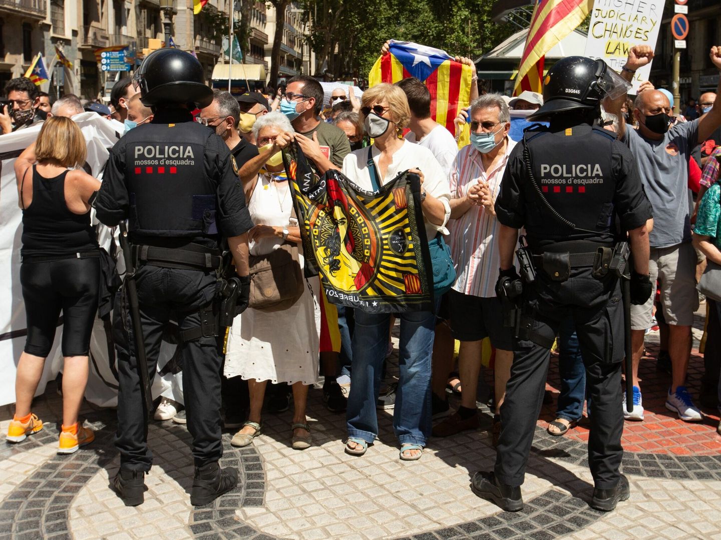 Protestas ante el Teatro del Liceu, en Barcelona, por el acto del presidente del Gobierno, Pedro Sánchez. (EFE)