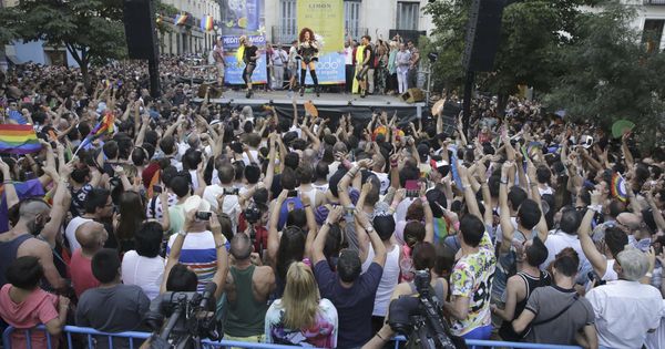 Foto: Cientos de personas se concentran en la plaza de Chueca, en el centro de Madrid, para escuchar el pregón de las fiestas del Orgullo. (EFE)