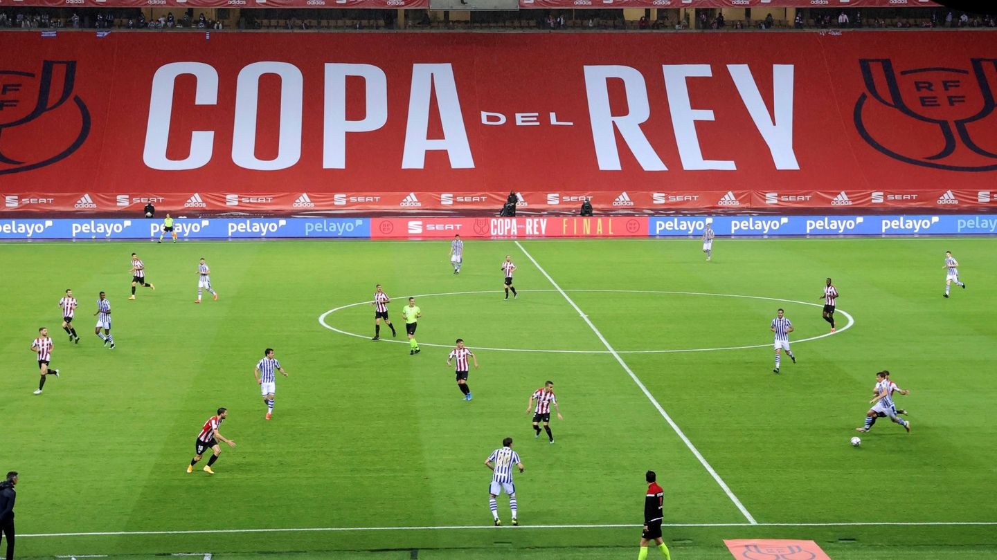 Lance de la final celebrada en La Cartuja en 2021 entre el Athletic de Bilbao y la Real Sociedad. (EFE)