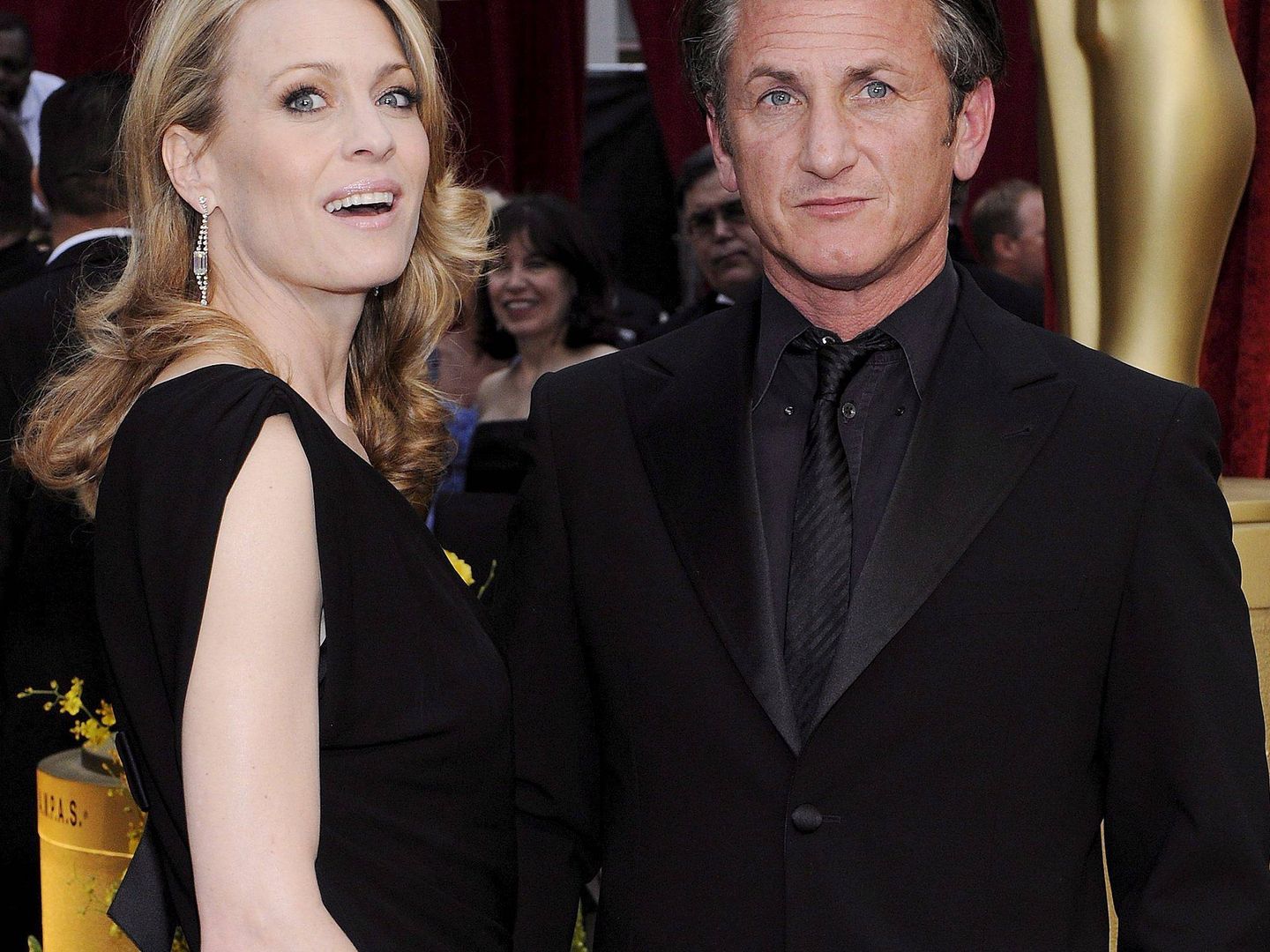 La actriz junto a Sean Penn en los Oscar. (EFE)