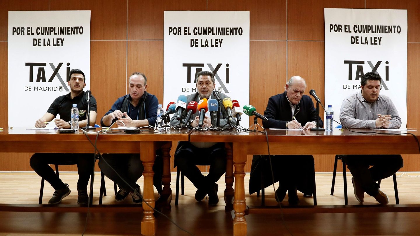 El portavoz de la Federación del Taxi, Julio Sanz (centro) junto al resto de representantes del taxi de Madrid. (EFE)