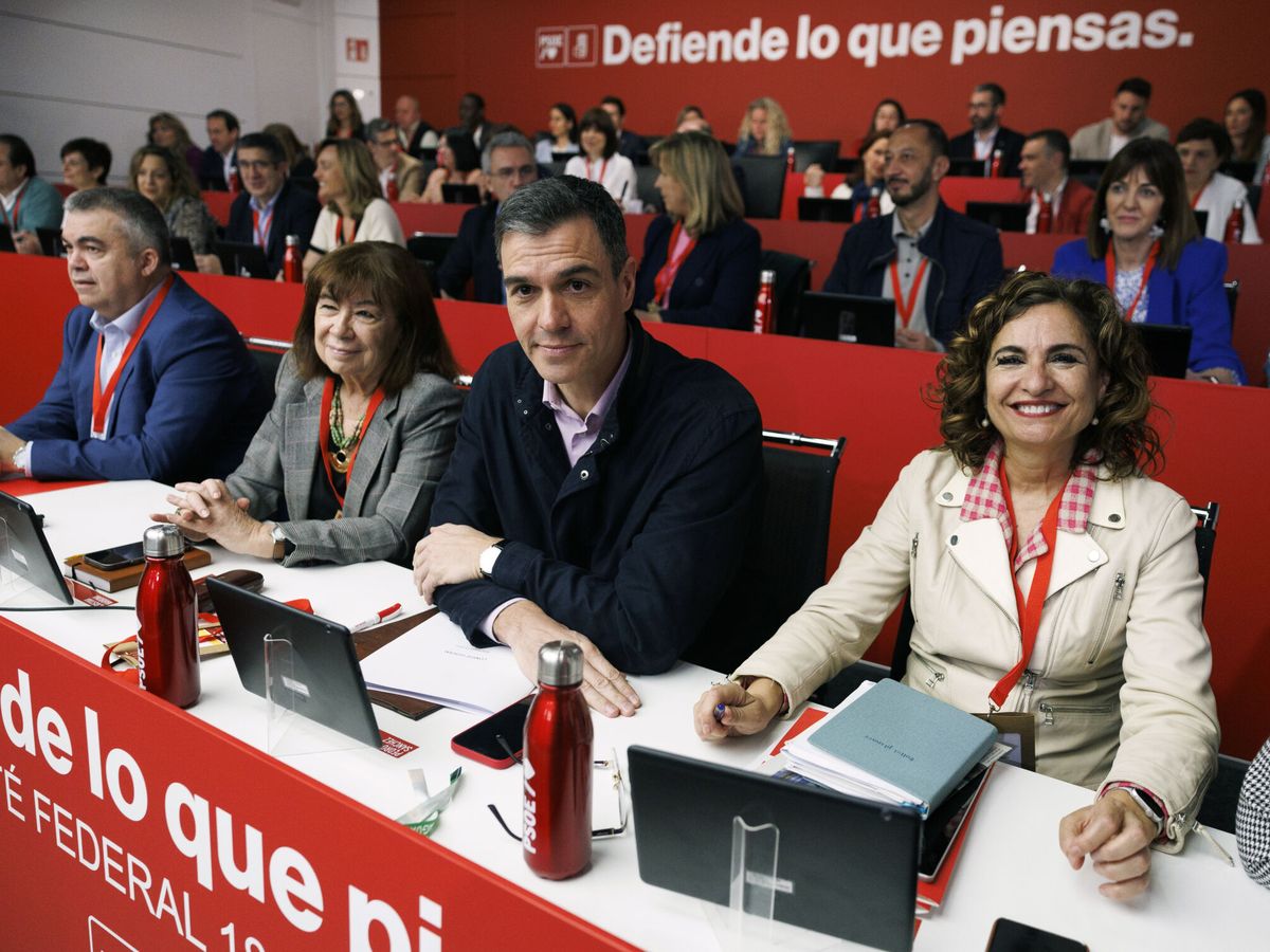 Foto: El presidente del Gobierno y secretario general del PSOE, Pedro Sánchez, junto a parte de la ejecutiva socialista, durante su último Comité Federal. (EFE/Sergio Pérez)