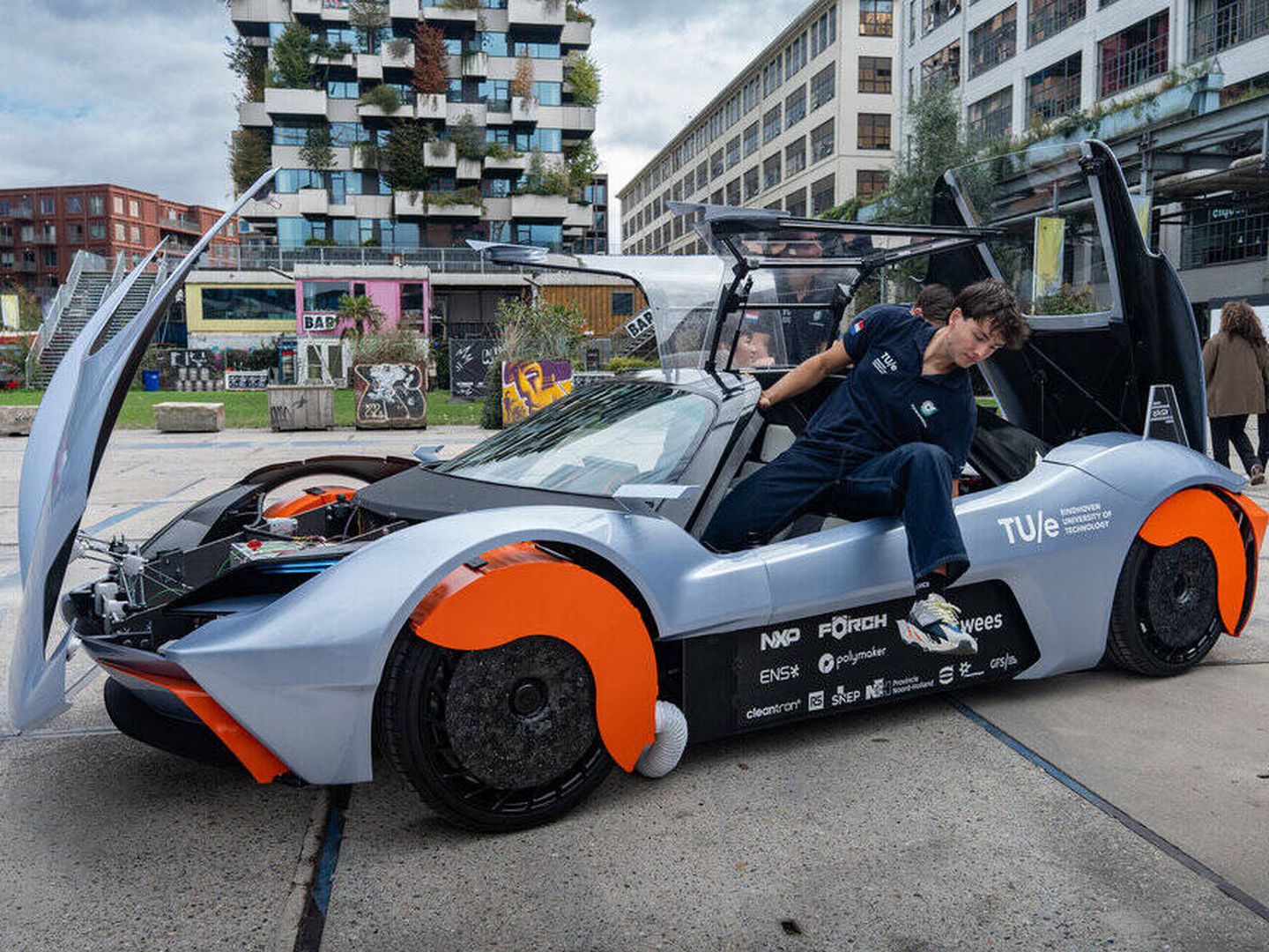 Gran parte del chasis está fabricado con paneles reforzados con fibra de carbono, lo que, según el equipo, reduce el peso del coche en casi 100 kg. (Sarp Gürel/TU/ecomotive)