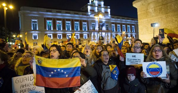 Foto: Cientos de personas han acudido en la tarde de este sábado a la Puerta del Sol para mostrar su apoyo a Juan Guaidó. (EFE)