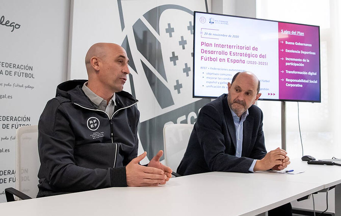 Luis Rubiales y el presidente de la Federación Gallega de Fútbol, Rafael Louzán, en A Coruña. (RFEF)