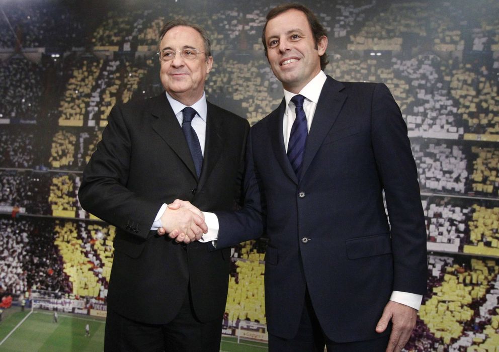 Foto: El presidente del Real Madrid, Florentino Pérez, junto a Sandro Rosell, en 2011. (Efe)