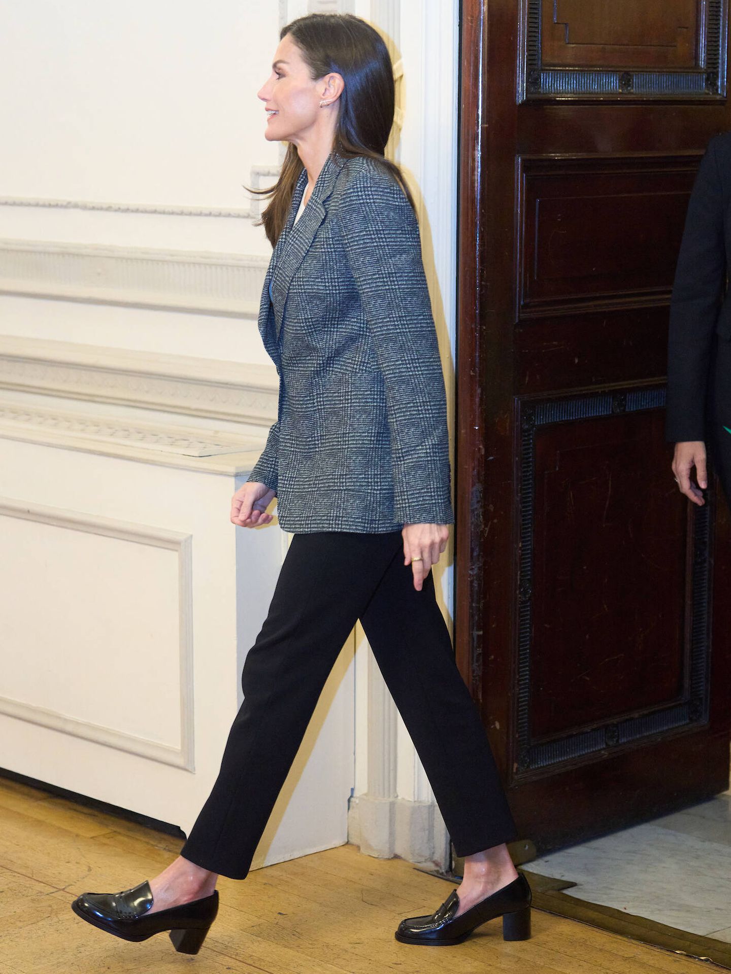 La reina Letizia, a su llegada a un acto reciente con mocasines de tacón ancho. (LP)