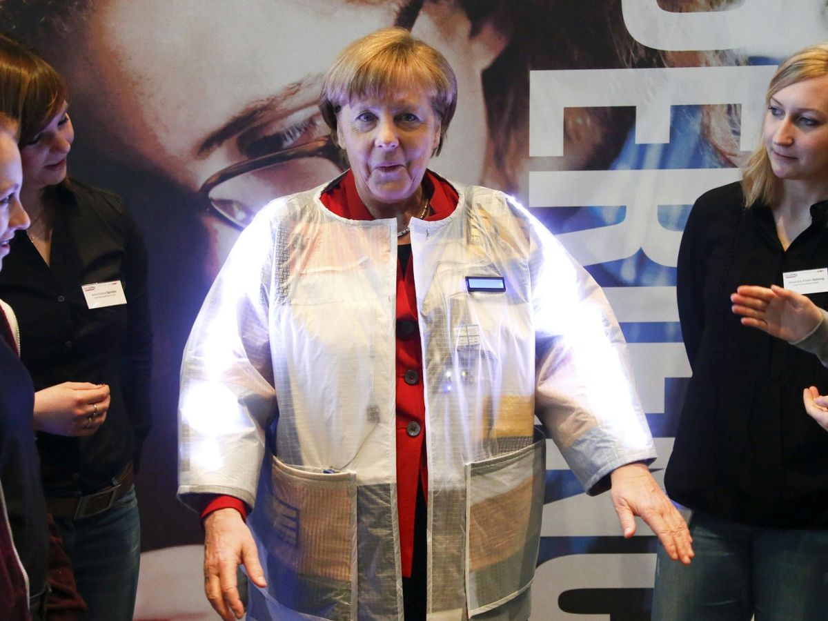 Foto: Angela Merkel se prueba una chaqueta inteligente que mide alguna de las constantes vitales. Foto: REUTERS/Fabrizio Bensch 
