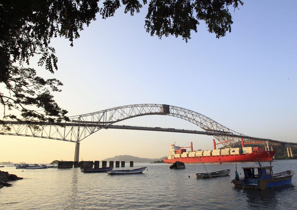 Foto: Vista de un barco que ingresa al Canal de Panamá atravesando el Puente de las América. (EFE)