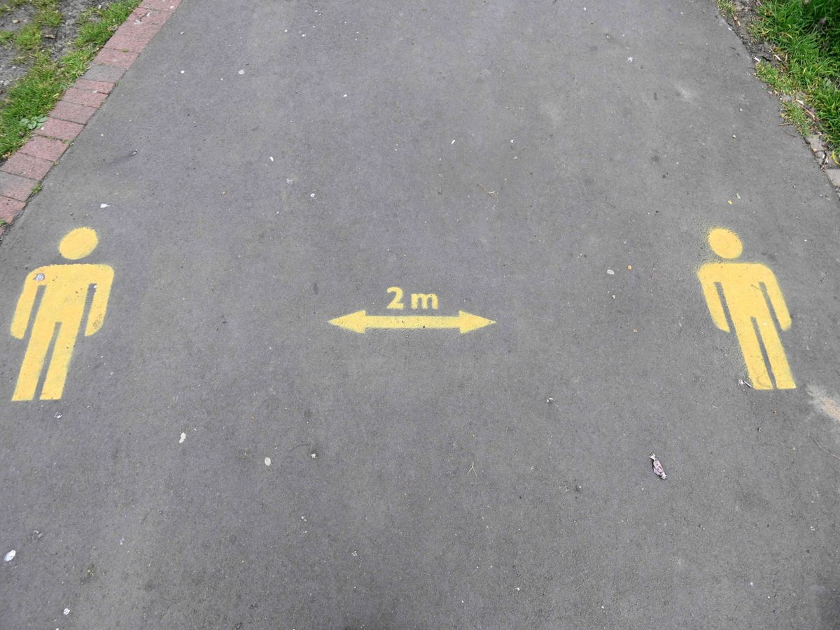 Foto: Recomendaciones para seguir el distanciamiento social en un parque de Londres. (EFE)