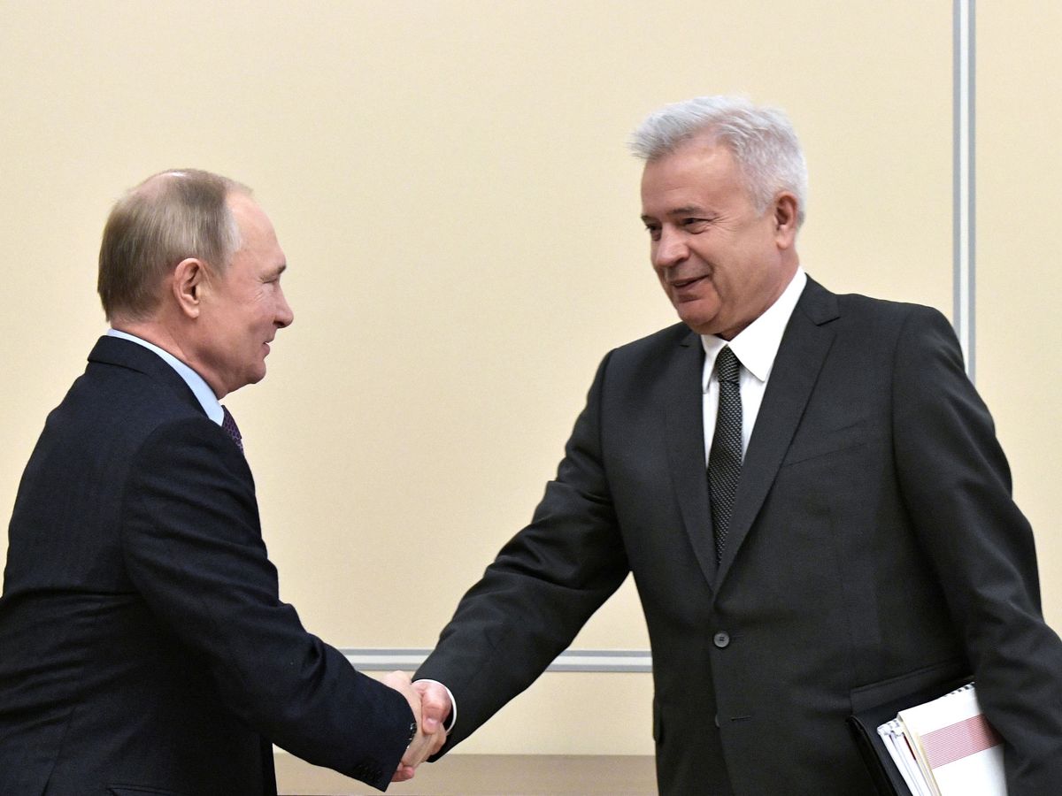 Foto: Vaguit Alekpérov junto a Vladimir Putin. (Reuters)