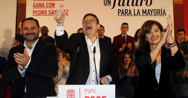 Foto: Ábalos (i), con Ximo Puig (c), en un acto del PSOE en la campaña de 2015.