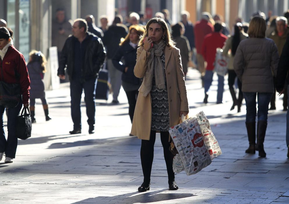 Foto: Gente en una calle comercial de Madrid (Efe)