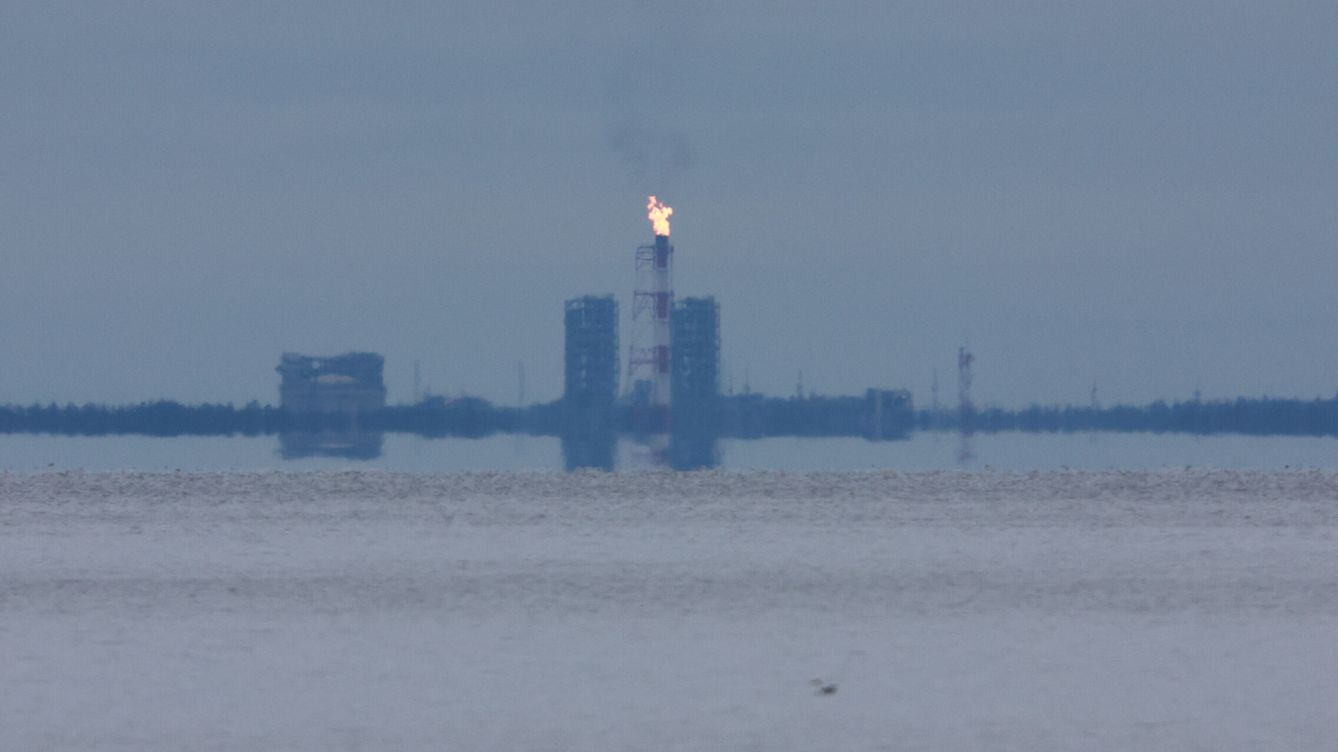 Foto: Una llama de gas en la costa del Golfo de Finlandia, región de Leningrado, Rusia, 26 de agosto de 2022. (Reuters/Stringer)