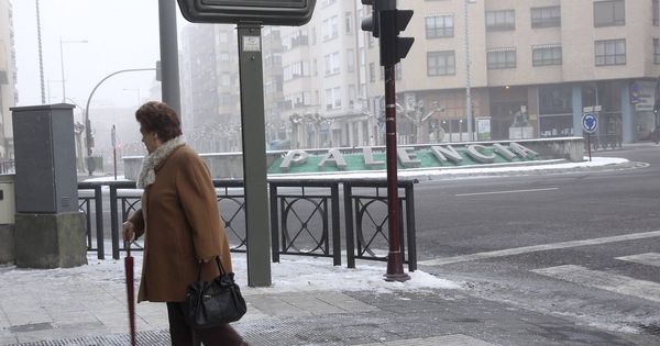 Foto: Un termómetro callejero de la plaza de España de Palencia marca seis grados bajo cero. (Efe) 