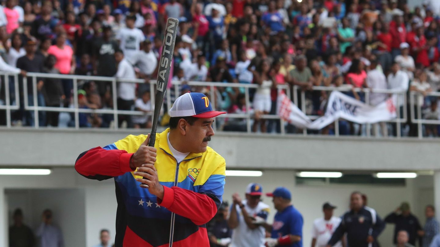 Fotografia cedida por Prensa de Miraflores del presidente de Venezuela Nicolás Maduro en la inauguración de un estadio de béisbol, este domingo. (EFE)
