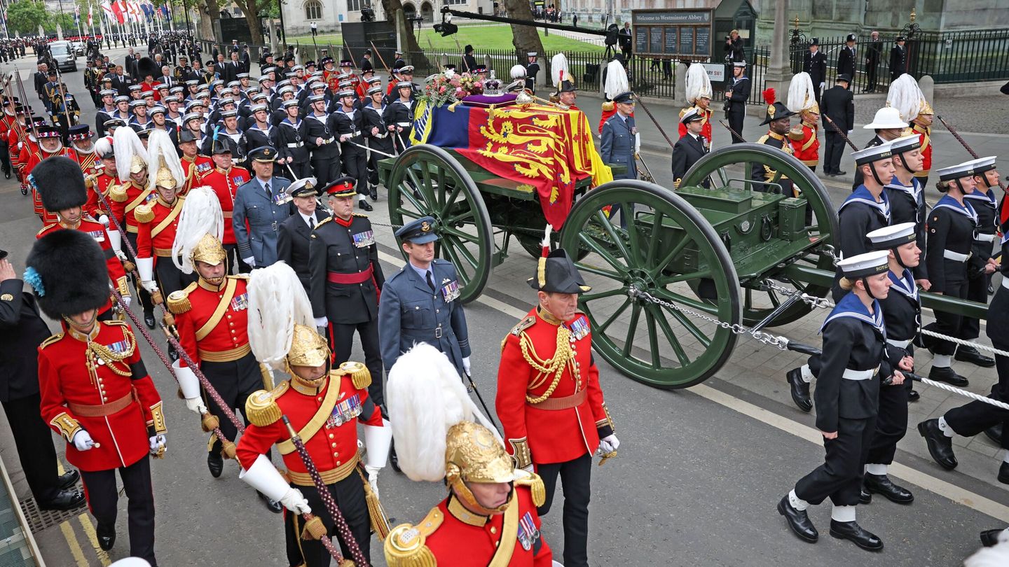 Imagen del carruaje en el que está siendo trasladada el ataúd de la reina. (Reuters)