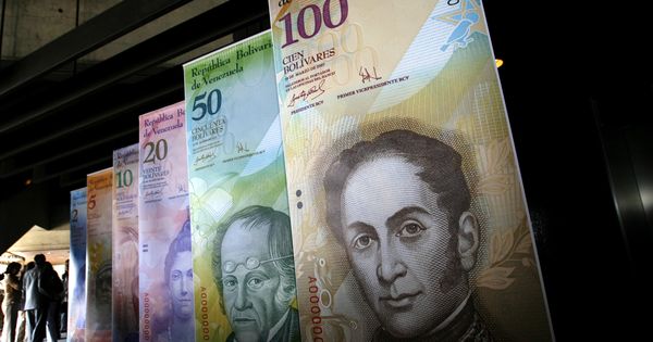 Foto: Carteles con los diferentes billetes del 'bolívar fuerte' en el Banco Central de Venezuela. (Reuters)