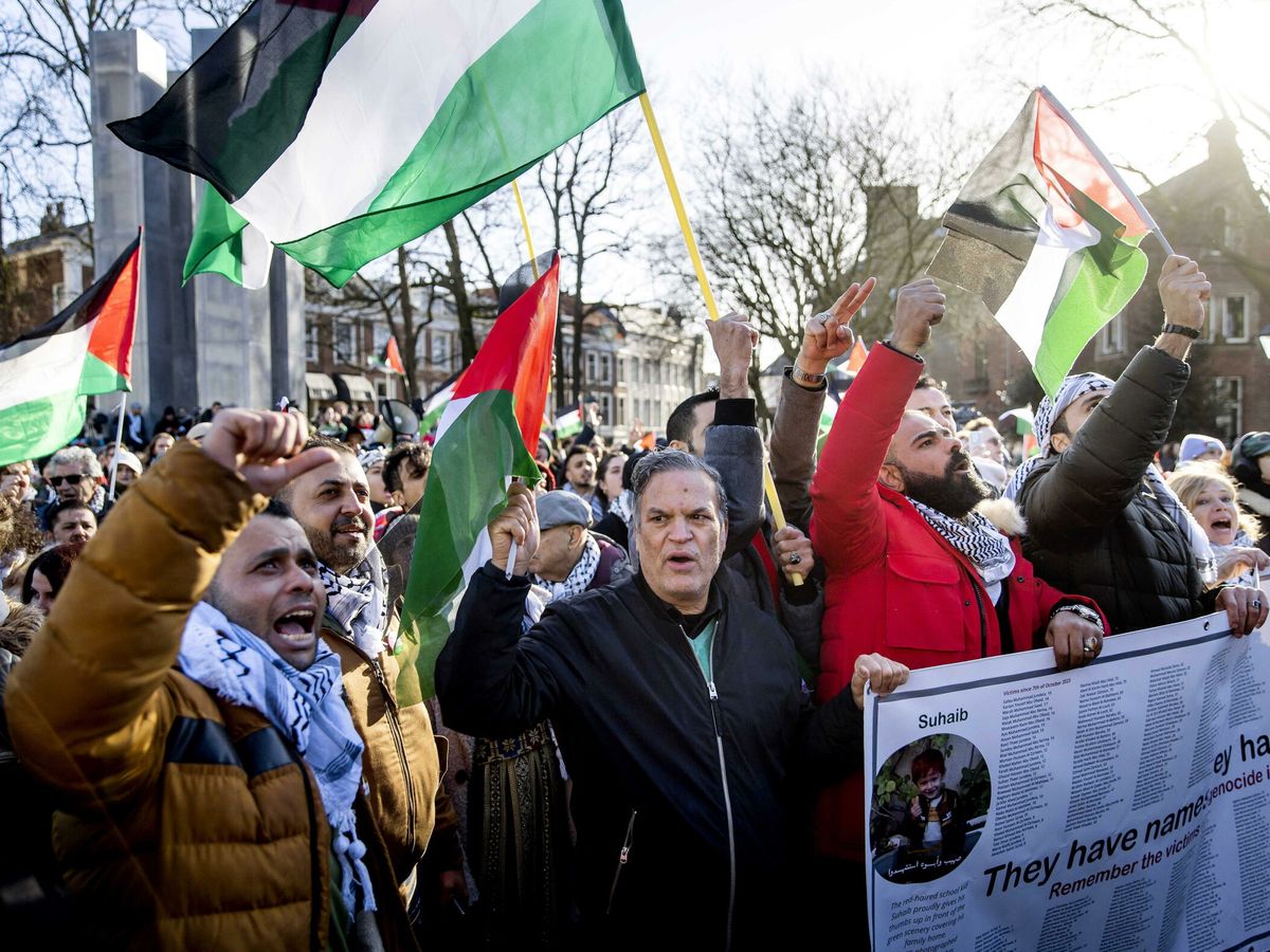 Foto: Protestas frente a la Corte Penal Internacional en La Haya. (EFE/Koen Van Weel)