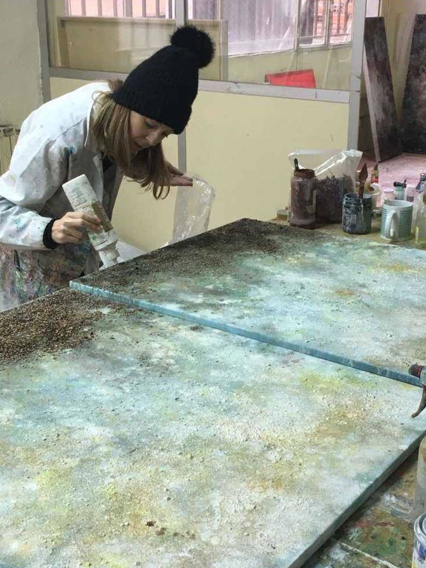 La artista Isabel Valdecasas, trabajando en su taller. (Cortesía)