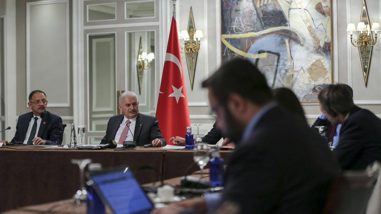Foto: El primer ministro turco durante el encuentro con seis medios de comunicación españoles.