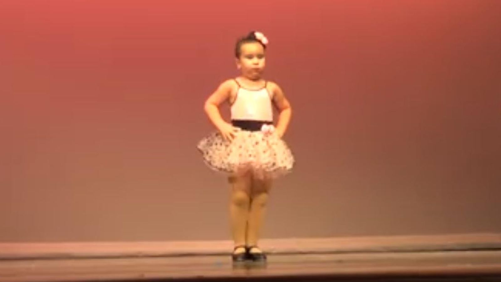 Foto: La pequeña Johanna, sobre el escenario (Facebook/Elissa M. Colón)