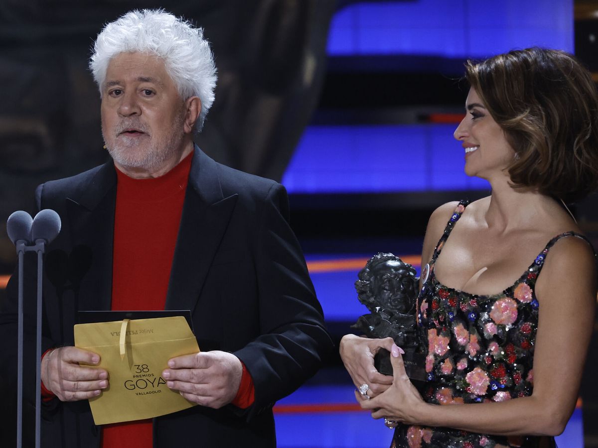 Foto: Pedro Almodóvar y Penélope Cruz, en la ceremonia de entrega de los Premios Goya 2024. (EFE/Chema Moya)