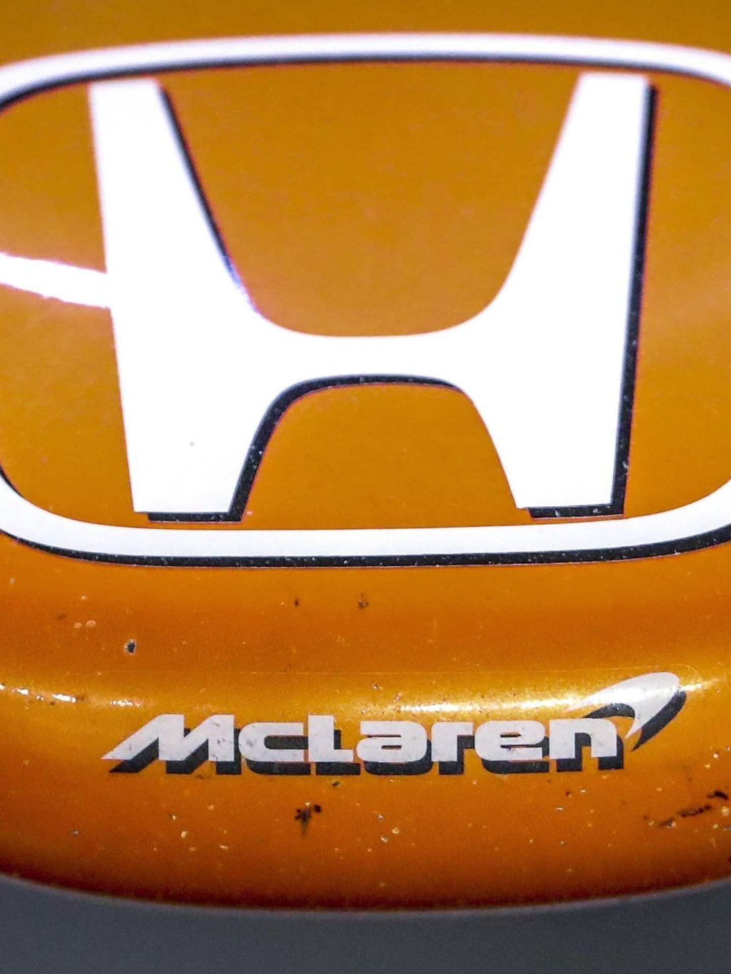 VT037 SINGAPUR (SINGAPUR) 15 09 2017.- Vista en detalle del monoplaza del piloto español de Fórmula Uno Fernando Alonso, de la escudería McLaren-Honda antes del comienzo de la segunda sesión de entrenamiento del circuito urbano de Marina Bay (Singapur) hoy, 15 de septiembre de 2017. La escudería inglesa McLaren ha anunciado que termina su relación con el fabricante japonés de motores Honda y que a partir de la próxima temporada utilizará motores de la francesa Renault. EFE Diego Azubel