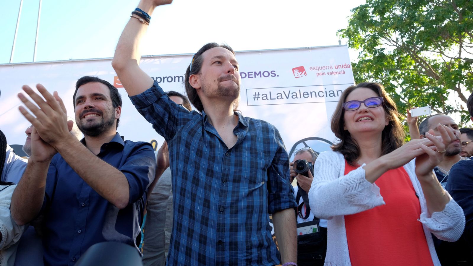 Foto: El líder de Podemos, Pablo Iglesias, y el de IU, Alberto Garzón, en un mitin en Alicante (Reuters)