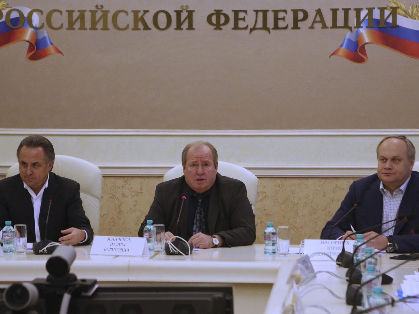 Yury Nagornykh (d), junto a Vitali Mutko (i) y Vadim Zelichenok, presidente de la Federación Rusa de Atletismo, en una rueda de prensa en 2015. (EFE)