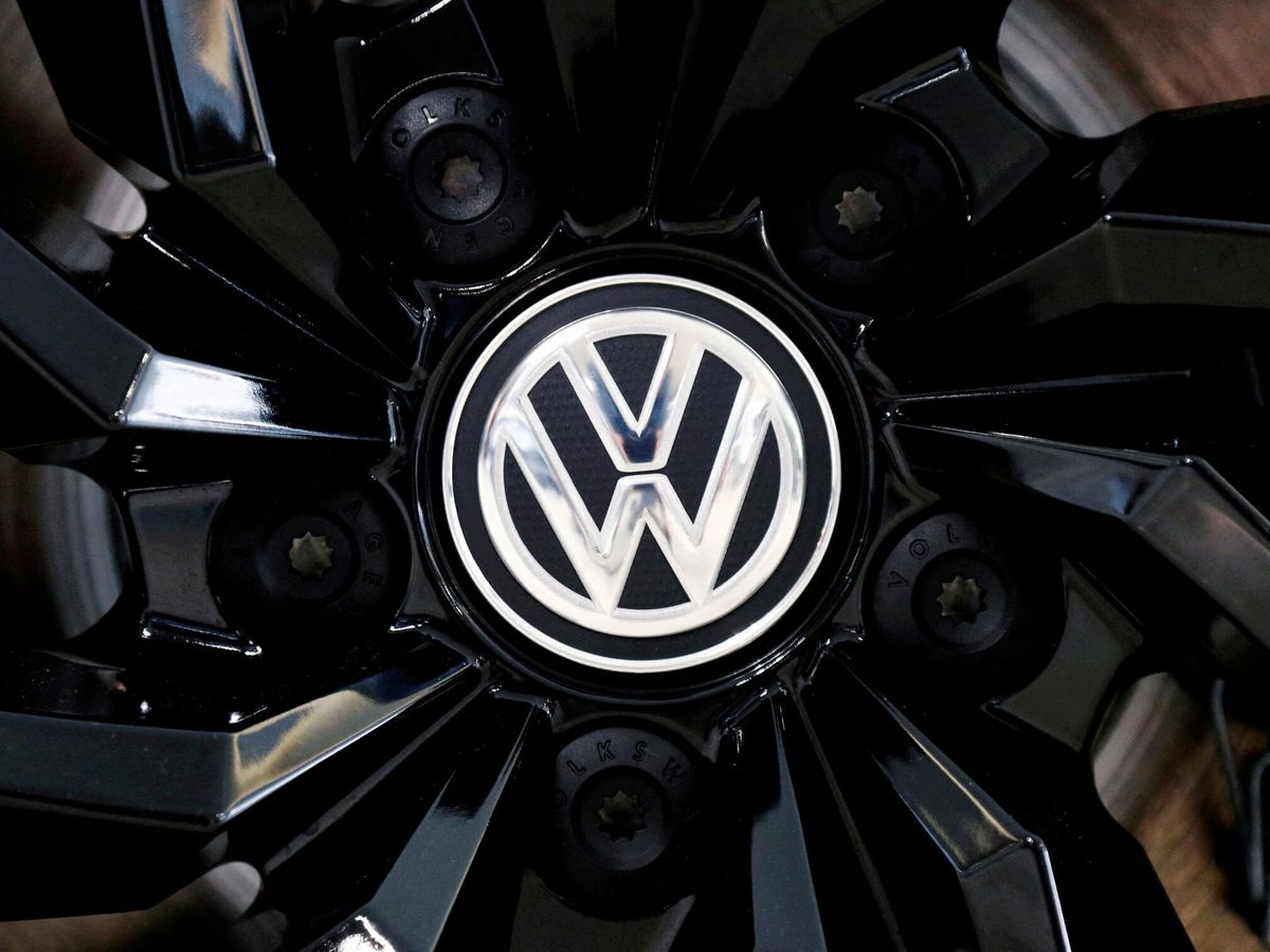 Foto: Logo de Volkswagen en una llanta. (Reuters/Francois Lenoir)