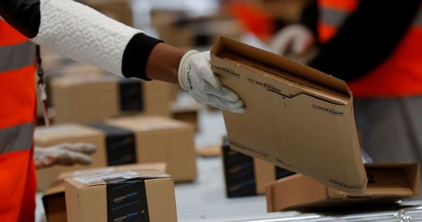 Foto: Los empleados de Amazon preparan varios paquetes. (Reuters)