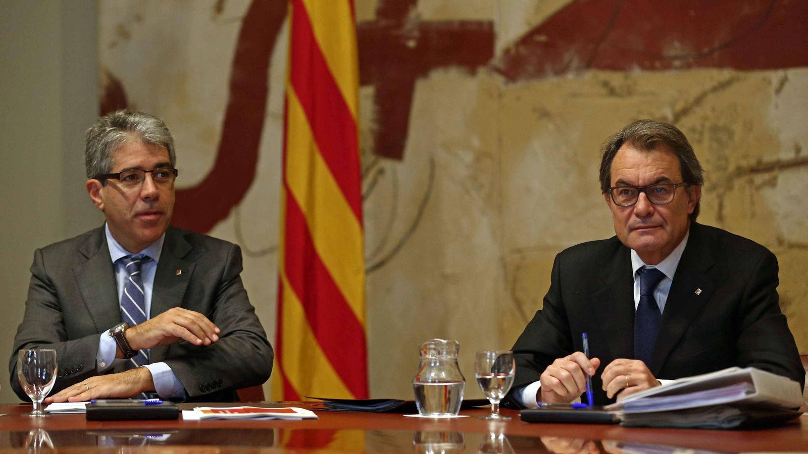 Foto: El presidente de la Generalitat en funciones, Artur Mas (d), y el 'conseller' de la Presidencia en funciones, Francesc Homs (i). (EFE)