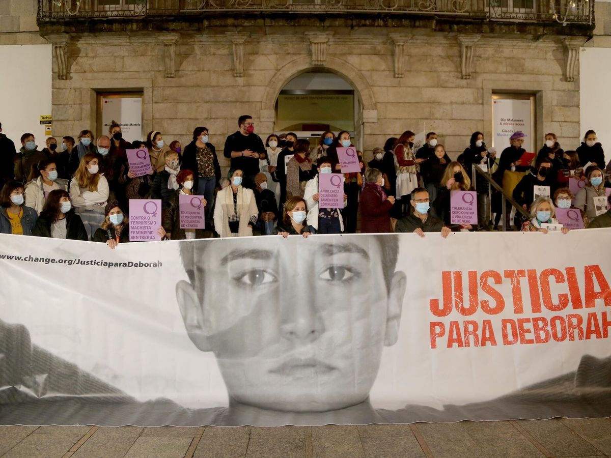 Foto: La plataforma Feminismo Unitario denuncia en una concentración la situación en que se encuentra la investigación del asesinato de Déborah Fernández en Vigo. (EFE/Salvador Sas)