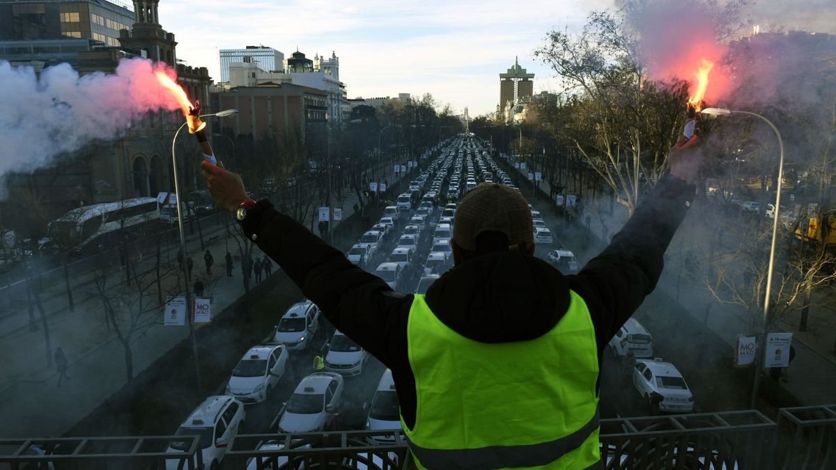 Huelga del taxi: 128 coches dañados en Madrid y uno de ellos "quemado"