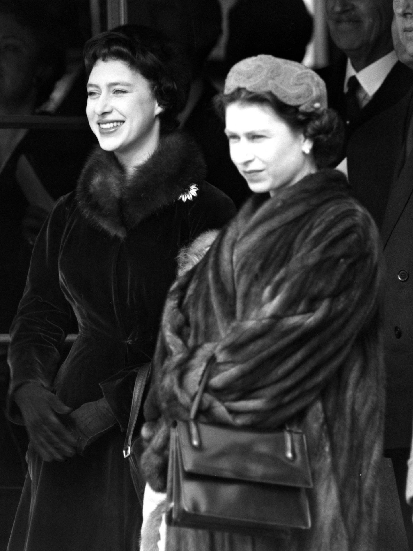 La princesa Margarita, junto a la reina Isabel en 1958. (Cordon Press)