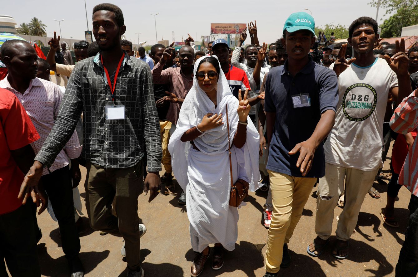 La joven activista Alaa Salah, icono de las revueltas contra Omar al-Bashir, muestra con sus dedos el símbolo de la paz. (Reuters)