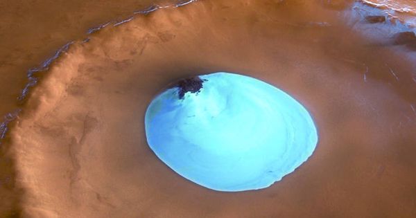 Foto: Imagen tomada por la Mars Express de agua helada dentro de un cráter (ESA)