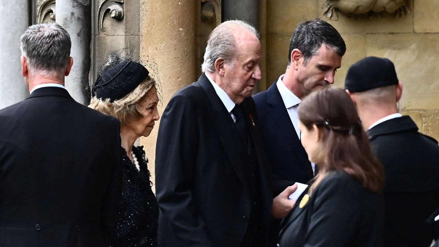 Don Juan Carlos y doña Sofía llegan al templo gótico para el funeral. (Reuters/Pool/Marco Bertorello)
