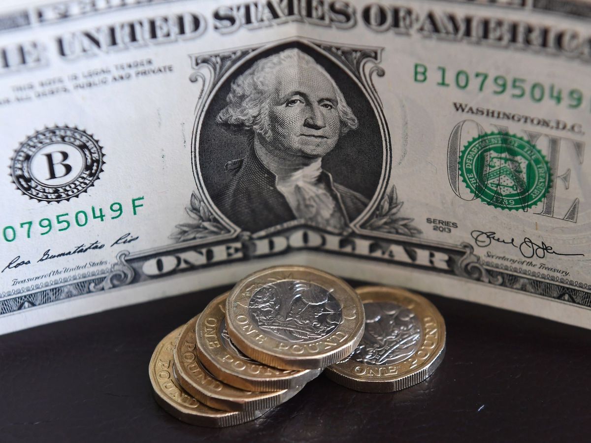 Foto: Billete de un dólar junto a monedas de euro. (EFE/Andy Rain)